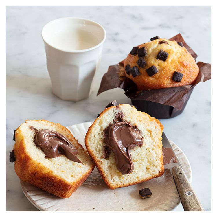Vanillemuffin met chocoladestukjes gevuld met chocolade en hazelnoot