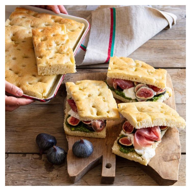 FOCACCIA ΜΕ ΕΛΑΙΟΛΑΔΟ ΚΑΙ ΣΥΚΟ, ΤΥΡΙ BURRATA ΚΑΙ ΠΡΟΣΟΥΤΟ
