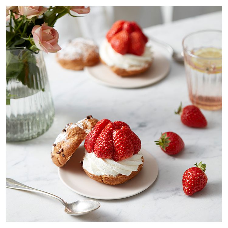 CHOUX CHANTILLY MET AARDBEIEN 