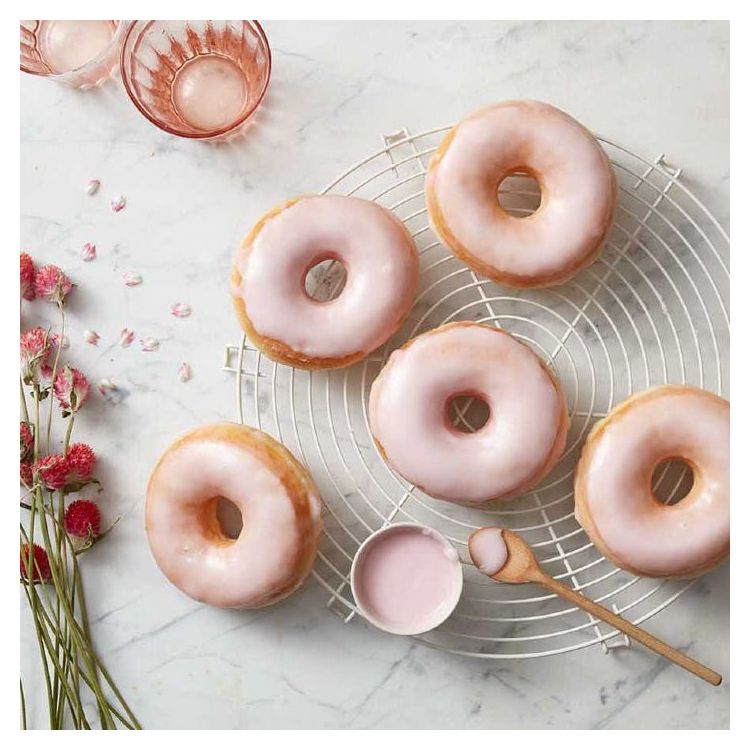 ROZE GEGLAZUURDE DONUTS