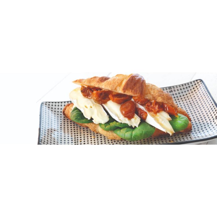CROISSANT BRIE & SOLTORKADE KÖRSBÄRSTOMATER