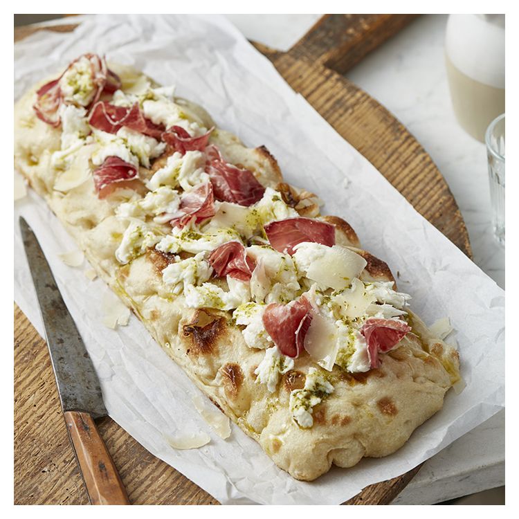 PINSA MET MOZZARELLA, HAM EN PESTO