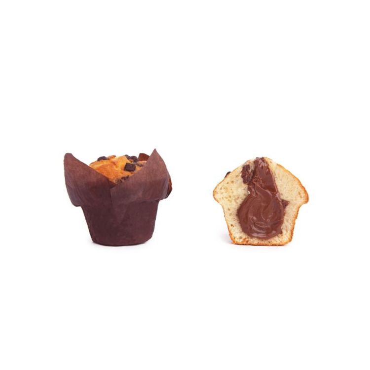 Muffin z czekoladą i orzechami udekorowany kawałkami czekolady
